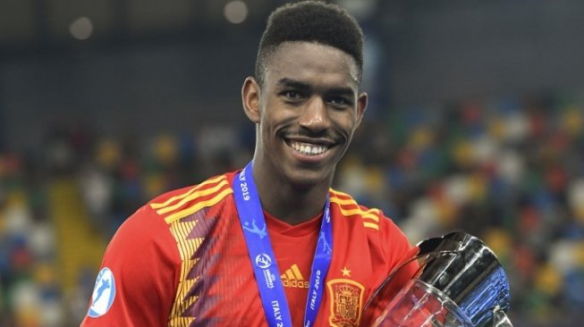 Bek Timnas U-21, Junior Firpo merayakan gelar juara UEFA 21 European Football Championships, 30 Juni 2019. (Miguel MEDINA / AFP)