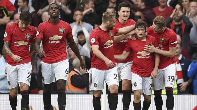 Para pemain Manchester United merayakan gol winger Daniel James (kedua dari kanan) ke gawang Chelsea, dalam laga pekan perdana Liga Inggris 2019/2020 di Old Trafford, Minggu (11/8/2019) malam WIB. [Oli SCARFF / AFP]