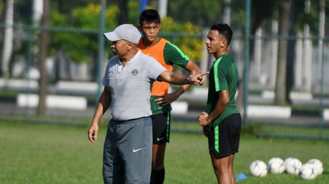 Pelatih Timnas Indonesia U-18 Fakhri Husaini (kiri) memberikan arahan kepada pemainnya saat latihan di Lapangan Becamex Binh Duong, Vietnam, Selasa (13/8/2019). Indonesia akan menghadapi Myanmar pada laga terakhir penyisihan Grup A Piala AFF U-18 2019 di Vietnam. ANTARA FOTO/Yusran Uccang