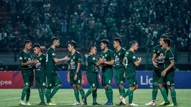 Para pemain Persebaya tampil di Stadion Gelora Bung Tomo, Surabaya. [Laman resmi Persebaya]