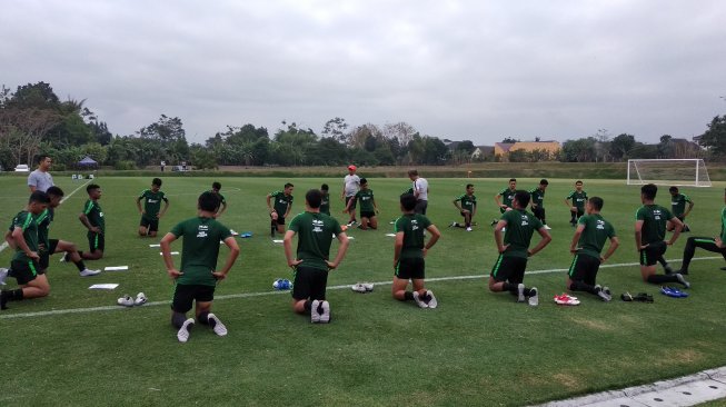 Pemain Timnas U-23 menjalani pemusatan latihan (TC) di Lapangan Yogyakarta International School (YIS), Senin (26/8/2019). (bolatimes.com/M Ilham Baktora)