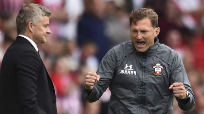 Manajer Southampton Ralph Hasenhuttl (kanan) merayakan keberhasilan timnya menahan imbang 1-1 Manchester United yang dilatih Ole Gunnar Solskjaer (kiri), dalam pekan keempat Liga Inggris 2019/20 di St. Mary's Stadium, Sabtu (31/8/2019). [AFP/Glyn Kirk]