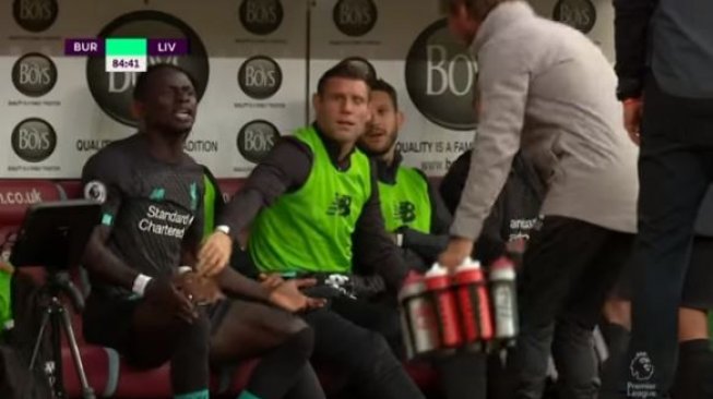 Sadio Mane marah-marah saat ditarik keluar Liverpool. (Youtube/Stadium Astro).