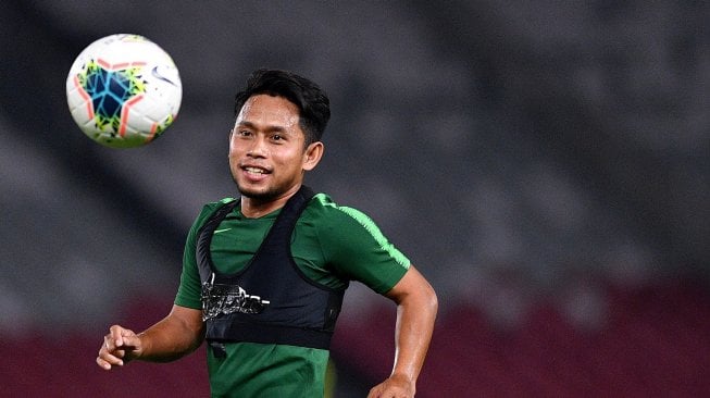 Pemain Timnas Indonesia Andik Vermansah berlatih di Stadion Utama Gelora Bung Karno, Jakarta, Minggu (1/9/2019). Latihan tersebut sebagai persiapan melawan Timnas Malaysia di Stadion Utama Gelora Bung Karno pada 5 September mendatang dalam rangka kualifikasi Piala Dunia Qatar 2022. ANTARA FOTO/Sigid Kurniawan.