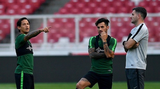 Pelatih Timnas Indonesia Simon McMenemy (kanan) berbincang dengan pemain Timnas Stefano Lilipaly (tengah) dan Irfan Bachdim sebelum berlatih di Stadion Utama Gelora Bung Karno, Jakarta, Minggu (1/9/2019). Latihan tersebut sebagai persiapan melawan Timnas Malaysia di Stadion Utama Gelora Bung Karno pada 5 September mendatang dalam rangka kualifikasi Piala Dunia Qatar 2022. ANTARA FOTO/Sigid Kurniawan/foc.