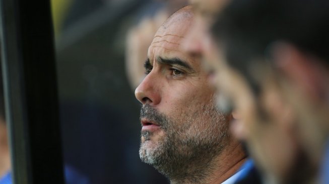 Ekspresi kekecewaan manajer Manchester City, Pep Guardiola dalam laga Liga Inggris 2019/2020 kontra Norwich City di Carrow Road, Minggu (15/9/2019) dini hari WIB. [Lindsey Parnaby / AFP]