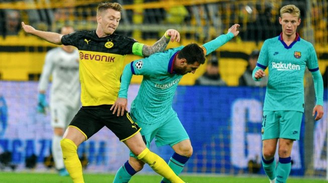 Penyerang Borussia Dortmund, Marco Reus (kiri) berduel dengan megabintang Barcelona, Lionel Messi pada laga matchday 1 Grup F Liga Champions 2019/2020 di Signal Iduna Park, Rabu (18/9/2019) dini hari WIB. [SASCHA SCHUERMANN / AFP]