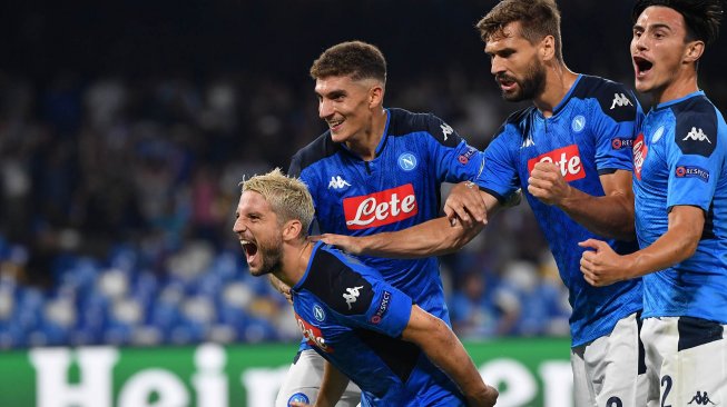 Pemain depan Napoli Dries Mertens merayakan golnya bersama teman-temanya setelah mencetak penalti saat pertandingan sepak bola Grup E Liga Champions, Napoli melawan Liverpool di Stadion San Paolo, Naples, Italia, Rabu (18/9) dini hari WIB. Napoli sukses menundukkan tamunya, Liverpool 2-0 pada laga matchday 1 Grup E Liga Champions 2019/2020.[Andreas SOLARO / AFP]