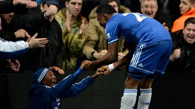 Salah satu foto yang merekam kebersamaan Callum Hudson-Odoi dengan mantan Penyerang Chelsea, Samuel Eto'o di gelaran Liga Primer Inggris 2014 silam. (Instagram/@chelseafc)