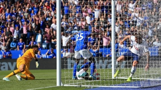 Pemain Leicester Wilfred Ndidi menjebol gawangTottenham Hotspur dalam pertandingan pekan keenam Liga Inggris yang berlangsung di King Power Stadium, Sabtu (21/9/2019). Namun gol tersebut dianulir karena berbau offside. [AFP]