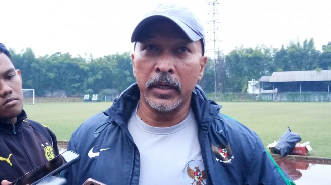 Pelatih timnas Indonesia U-19 Fakhri Husaini saat ditemui di lapangan GOR Pajajaran Bogor, Kamis (26/9/2019). (Suara.com / Adie Prasetyo Nugraha).