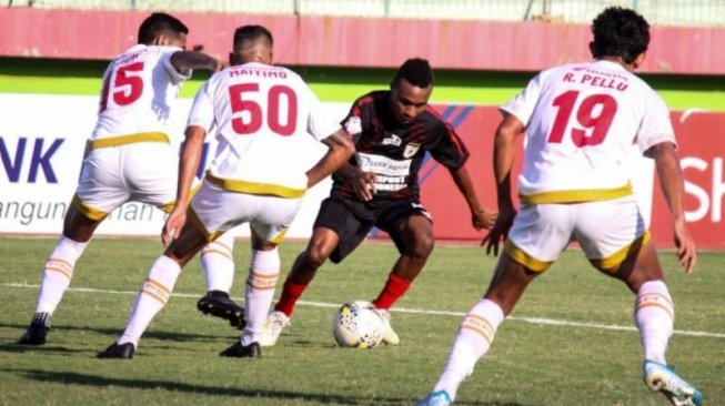 Pesepak bola Persipura Rivaldo Albert Ferre (kedua kanan) mendapat hadangan pesepak bola PSM Makasar Hasim Kipuw (kiri) R Pellu (kanan) Miitimo (kedua kiri) pada lanjutan Liga 1 2019 di Stadion Gelora Delta di Sidoarjo, Jawa Timur, Jumat (27/9/2019). (Foto Umarul Faruq) 