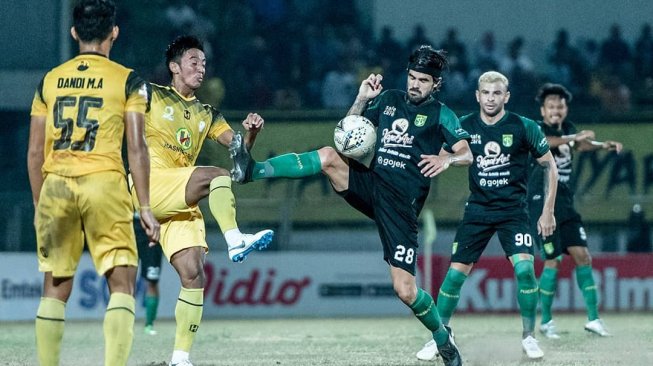 Pemain Persebaya Surabaya, Aryn Williams (ketiga dari kanan) berbut bola dengan pemain Barito Putera pada lanjutan Liga 1 2019 di Stadion Demang Lehman, Martapura, Sabtu (28/9/2019). (Instagram/@officialpersebaya)