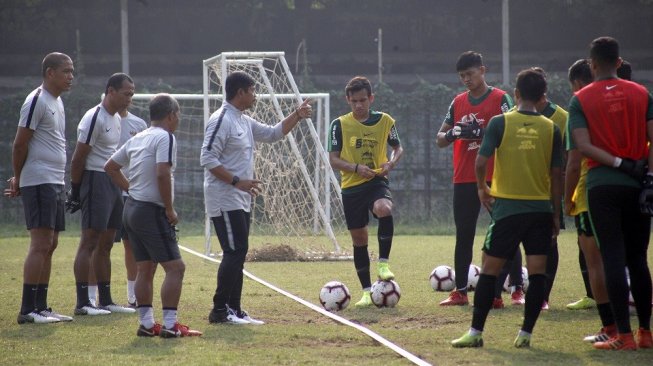 Pelatih timnas U-23 Indonesia, Indra Sjafri (keempat kiri) memberikan arahan saat latihan timnas U-23 Indonesia di Stadion Pajajaran, Bogor, Jawa Barat, Rabu (2/10/2019). Pelatih timnas U-23 Indonesia, Indra Sjafri memanggil 30 pemain guna persiapan mengikuti turnamen di China serta persiapan SEA Games 2019 yang akan berlangsung di Filipina pada November tahun ini. ANTARA FOTO/Yulius Satria Wijaya/hp.