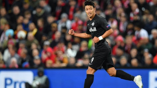 Penyerang RB Salzburg berkebangsaan Korea Utara, Hwang Hee-chan melakukan selebrasi usai menjebol gawang Liverpool dalam laga Liga Champions 2019/2020 di Anfield, Kamis (3/10/2019) dini hari WIB. [Paul ELLIS / AFP]