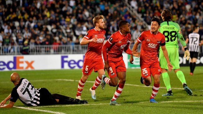 Pemain AZ Alkmaar merayakan gol usai membobol gawang Partizan pada gelaran Liga Europa 2019/20, Jumat (20/9/2019). [Andrej ISAKOVIC / AFP]