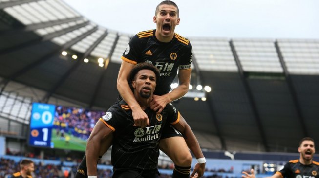 Winger Wolves, Adama Traore (depan) merayakan golnya ke gawang Manchester CIty bersama bek Conor Coady (atas) dalam laga lanjutan Liga Inggris 2019/2020 di Etihad Stadium, Minggu (6/10/2019) malam WIB. [Lindsey Parnaby / AFP]