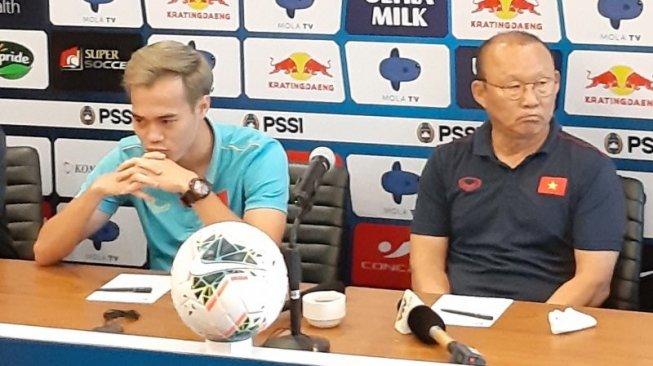 Pelatih timnas Vietnam Park Hang-Seo (kanan) dan pemain timnas Vietnam Nguyen Van Toan memberikan keterangan kepada media di Sanur, Bali, Senin (14/10/2019), sebelum laga Grup G Kualifikasi Piala Dunia 2022 zona Asia kontra Indonesia. Pertandingan itu berlangsung di Stadion Kapten I Wayan Dipta, Gianyar, Bali, Selasa (15/10). (Michael Siahaan)