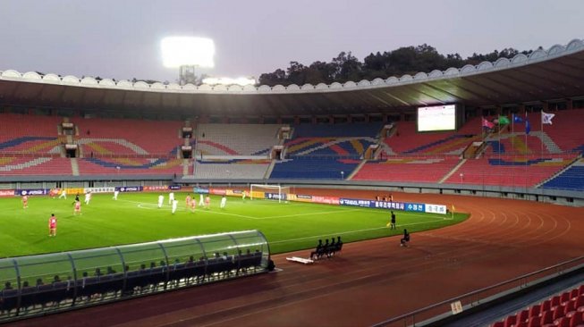 Foto yang diambil perwakilan Federasi Sepakbola Korea Selatan (KFA) ini memperlihatkan suasana laga tanpa penonton antara Korea Utara vs Korea Selatan dalam lanjutan putaran kedua Kualifikasi Piala Dunia 2022 Zona Asia Grup H di Kim Il-sung Stadium, Pyongyang, Korea Utara, Selasa (15/10/2019). [Foto kiriman / KFA / AFP]