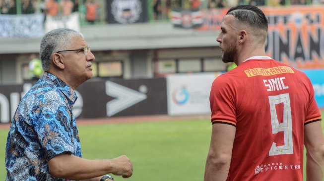 Pelatih Persija Edson Araujo Tavares (kiri) memberi arahan kepada Marko Simic (kanan) saat pertandingan Persija melawan Semen Padang FC, di Stadion Patriot Chandrabhaga, Bekasi, Jawa Barat, Rabu (16/10/2019). ANTARA FOTO/Fakhri Hermansyah