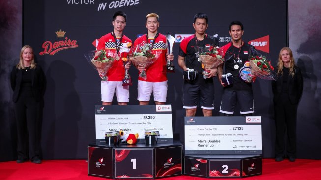 Pasangan ganda putra Indonesia, Kevin Sanjaya Sukamuljo / Marcus Fernaldi Gideon (kiri) keluar sebagai juara Denmark Open 2019 setelah memenangi laga All Indonesian Final menghadapi Hendra Setiawan/Mohammad Ahsan, Minggu (20/10/2019). [Dok. PBSI]