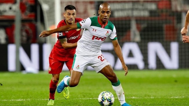 Gelandang Lokomotiv Moskow, Joao Mario saat berduel dengan pemain lawan pada gelaran Liga Utama Rusia musim ini. (Instagram/@joaomario)