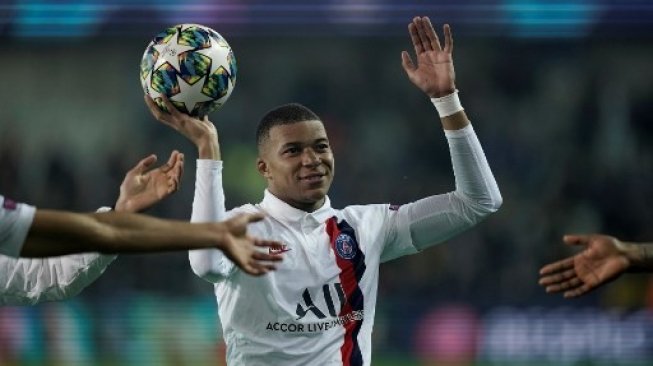 Striker Paris Saint-Germain Kylian Mbappe merayakan kemenangan skuatnya atas Club Brugge dalam lanjutan Liga Champions di Jan Breydel stadium, Bruges. Kenzo TRIBOUILLARD / AFP