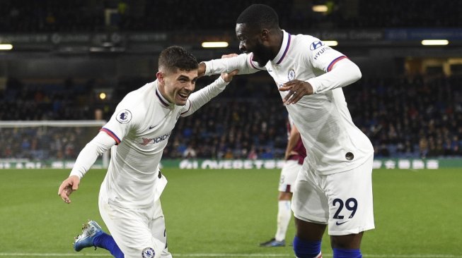 Bek Chelsea, Fikayo Tomori (kanan) merayakan gol Gelandang Chelsea, Christian Pulisic pada lanjutan Liga Primer Inggris 2019/20 menghadapi Burnley di Stadion Turf Moor, Sabtu (26/10/2019). [OLI SCARFF / AFP]