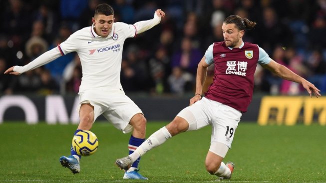 Gelandang Chelsea, Christian Pulisic (kiri) berduel dengan pemain Burnley pada Liga Primer Inggris 2019/20 di Stadion Turf Moor, Sabtu (26/10/2019). [OLI SCARFF / AFP]