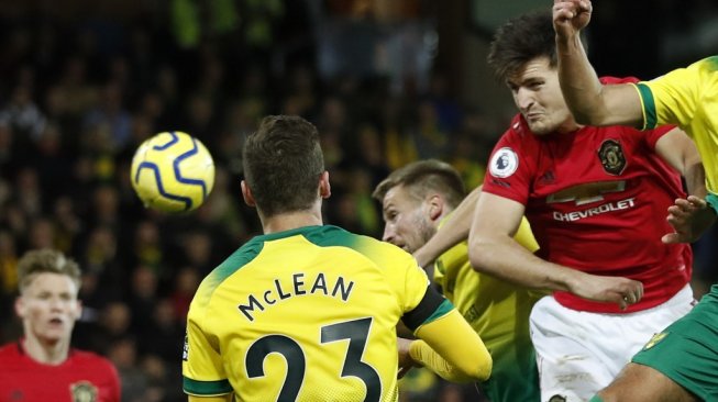 Bek Manchester United, Harry Maguire berebut bola dengan pemain Norwich City pada lanjutan Liga Primer Inggris 2019/20 di Stadion Carrow Road, Minggu (27/10/2019). [ADRIAN DENNIS / AFP]