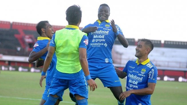 Pesepak bola Persib Bandung Ezechiel Ndouasel (kedua kanan) melakukan selebrasi bersama sejumlah rekannya usai mencetak gol ke gawang Persija Jakarta saat pertandingan Liga 1 2019 di Stadion Kapten I Wayan Dipta, Gianyar, Bali, Senin (28/10/2019). Dalam pertandingan tersebut, Persib Bandung berhasil mengalahkan Persija Jakarta dengan skor 2-0. ANTARA FOTO/Fikri Yusuf/foc.