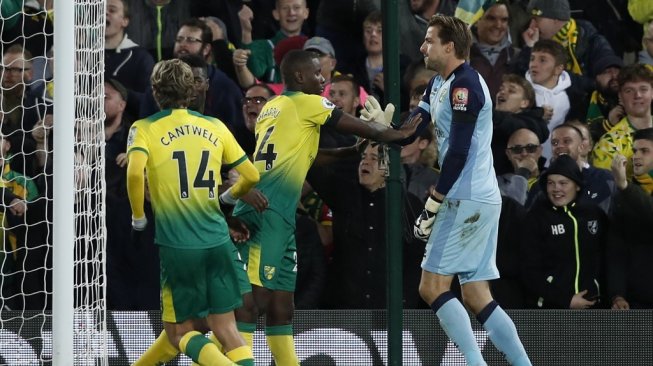 Kiper Norwich City, Tim Krul (kanan) melakukan selebrasi bersama rekannya setelah menggagalkan penalti penyerang Manchester United, Anthony Martial pada Liga Primer Inggris, Minggu (27/10/2019). [ADRIAN DENNIS / AFP]