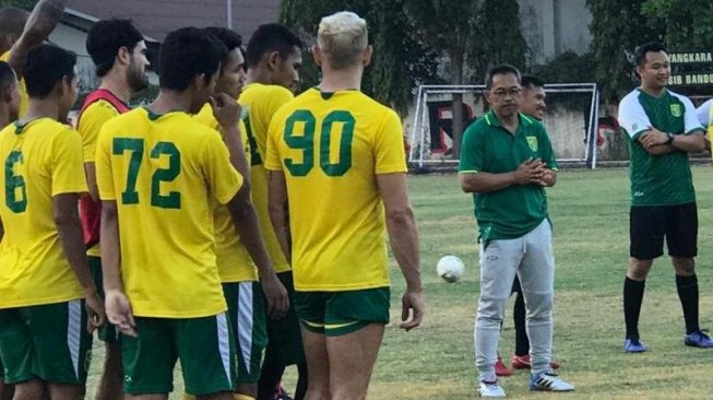 Pelatih kepala Persebaya Aji Santoso (dua kanan) saat memimpin latihan tim untuk pertama kalinya di Lapangan Sepak Bola Polda Jatim di Surabaya, Kamis (31/10/2019). (Foto Fiqih Arfani)