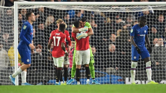 Para pemain Manchester United merayakan kemenangan atas Chelsea saat gelaran Piala Liga Inggris 2019/20 di Stadion Stamford Bridge, Kamis (31/10/1029). [GLYN KIRK / AFP]