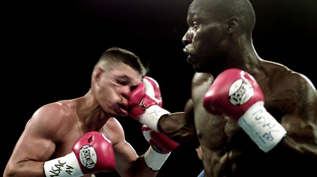 Petinju AS, DeMarcus Corley (kanan), mendaratkan pukulan telak ke wajah penantangnya Felix Flores (Puerto Riko), Sabtu (30/6/2001). Dalam duel di Washington DC, AS itu, Corley menang TKO ronde pertama. [AFP/John Gurzinski]