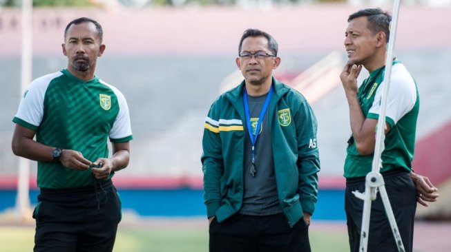 Pelatih kepala Persebaya Surabaya, Aji Santoso (tengah). [Laman resmi Persebaya]