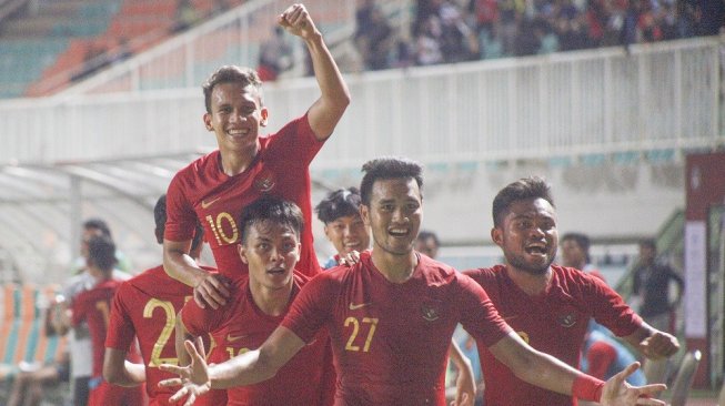 Pesepak bola timnas U-23 Indonesia Egy Maulana Fikri (kiri atas) melakukan selebrasi bersama rekannya setelah mencetak gol ke gawang timnas Iran U-23 dalam laga persahabatan di Stadion Pakansari, Cibinong, Bogor, Jawa Barat, Sabtu (16/11/2019). Timnas U-23 Indonesia menang dengan skor 2-1. ANTARA FOTO/Yulius Satria Wijaya/aww.