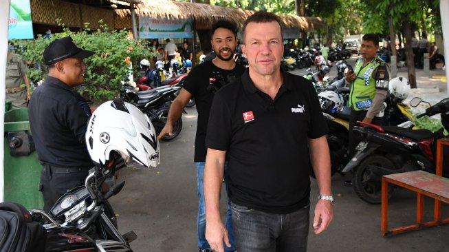 Legenda sepak bola asal Jerman Lothar Matthaus (kedua kanan) berjalan di kawasan Bundaran hotel Indonesia, Jakarta, Sabtu (16/11). [ANTARA FOTO/Aditya Pradana Putra]