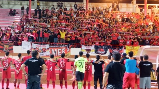 Pelatih dan pemain Semen Padang menghampiri suporter mereka saat berlaga di luar kandang (istimewa)