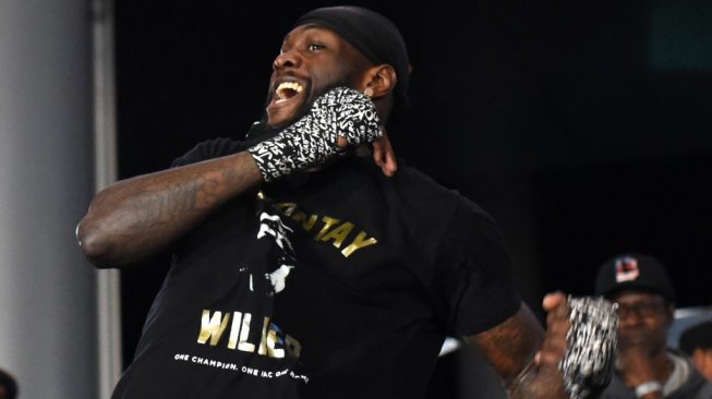 Juara dunia tinju kelas berat WBC, Deontay Wilder, menunjukkan pukulannya dalam acara public workout jelang pertarungan melawan Luis Ortiz di Barclays Center Atrium, New York, AS, Rabu (28/2/2018). [AFP/Timothy A. Clary]