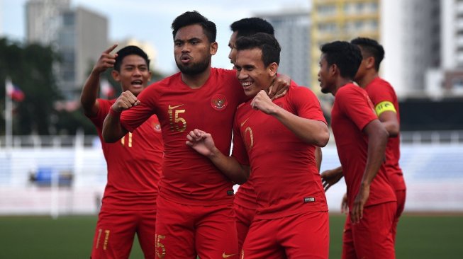 Pemain Timnas U-22 Indonesia Egy Maulana Vikri (tengah) melakukan selebrasi bersama rekannya usai mencetak gol ke gawang Timnas Thailand dalam penyisihan Grup B SEA Games 2019 di Stadion Rizal Memorial, Manila, Filipina, Selasa (26/11/2019). ANTARA FOTO/Sigid Kurniawan/aww.