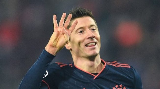 Selebrasi striker Bayern Munchen, Robert Lewandowski usai bikin empat gol ke gawang Red Star Belgrade. (ANDREJ ISAKOVIC / AFP)