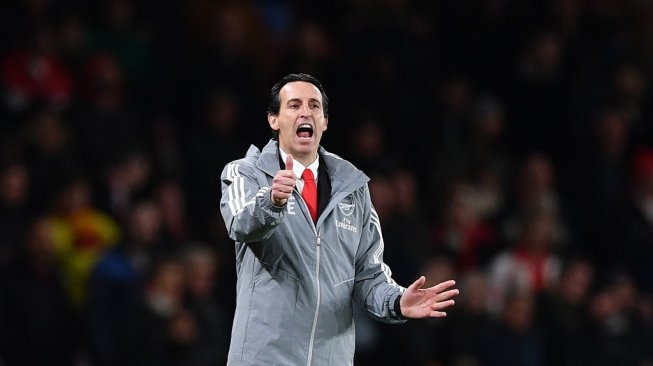 Manajer Arsenal, Unai Emery memberikan instruksi pada laga Liga Europa 2019/2020 kontra Eintracht Frankfurt di Emirates Stadium, London, Jumat (29/11/2019) dini hari WIB. [DANIEL LEAL-OLIVAS / AFP]