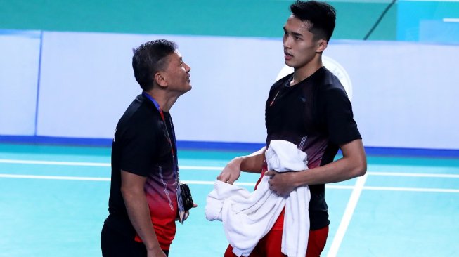 Pebulutangkis tunggal putra Jonatan Christie, atau yang akrab disapa Jojo, tengah berbincang dengan sang pelatih Hendry Saputra (kiri) dalam semifinal beregu putra SEA Games 2019, Senin (2/12). [Humas PBSI]