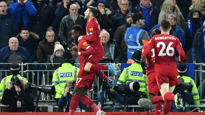 Striker Liverpool Divock Origi (kiri) merayakan golnya ke gawang Everton dalam laga Liga Inggris di Anfield. Paul ELLIS / AFP