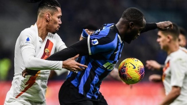 Bek AS Roma Chris Smalling menempel ketat striker Inter Milan Romelu Lukaku saat laga Liga Italia di Giuseppe Meazza, Milan. Miguel MEDINA / AFP