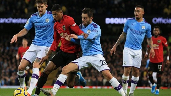 Pelanggaran yang dilakukan Bernardo Silva terhadap Marcus Rashford menjadi petaka bagi Manchester City yang kalah 1-2 dari Manchester United di laga derby. (Foto: AFP)