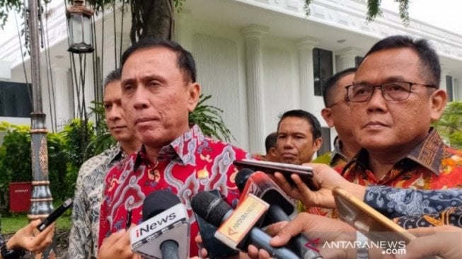 Ketua Umum PSSI Mochamad Iriawan (kedua dari kiri) memberikan keterangan pers usai pertemuan pengurus PSSI dengan Presiden Jokowi di Istana Merdeka Jakarta, Senin (16/12/2019). (Antara / Agus Salim)