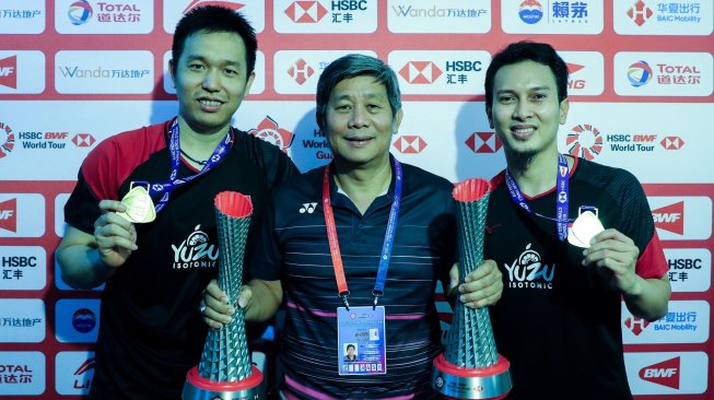 Pelatih Herry Iman Pierngadi (tengah) bersama pasangan ganda putra Indonesia peraih gelar BWF World Tour Finals 2019, Hendra Setiawan/Mohammad Ahsan. [Dok. PBSI]