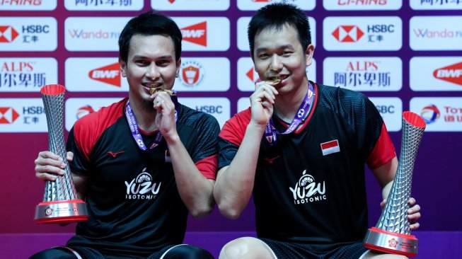 Pasangan ganda putra Indonesia, Hendra Setiawan/Mohammad Ahsan, menjuarai BWF World Tour Finals (WTF) 2019, Minggu (15/12) malam WIB. [Humas PBSI]